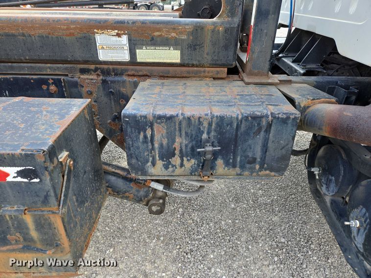 image for item EN2073 2002 International 2574 roll-off container truck