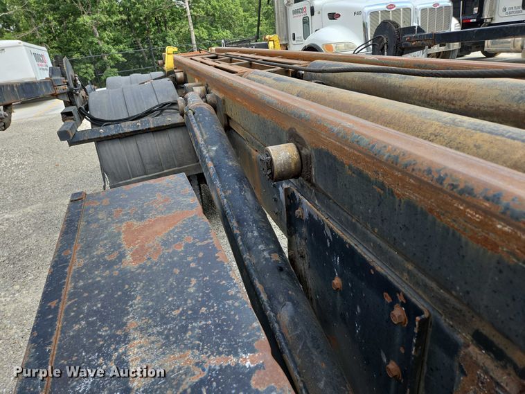 image for item EN2073 2002 International 2574 roll-off container truck