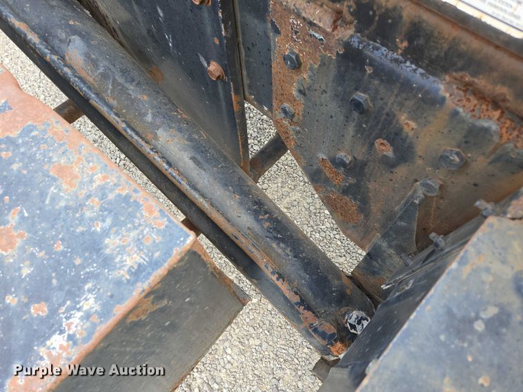 image for item EN2073 2002 International 2574 roll-off container truck