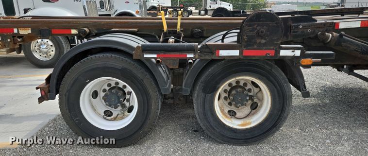 image for item EN2073 2002 International 2574 roll-off container truck