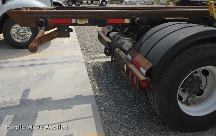 image for item EN2073 2002 International 2574 roll-off container truck