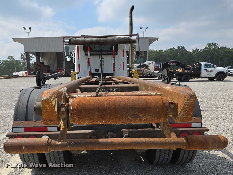 image for item EN2073 2002 International 2574 roll-off container truck