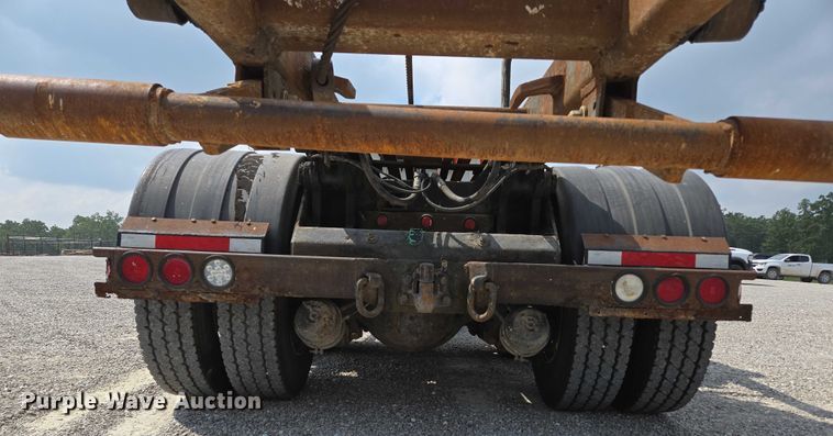 image for item EN2073 2002 International 2574 roll-off container truck