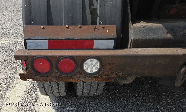 image for item EN2073 2002 International 2574 roll-off container truck