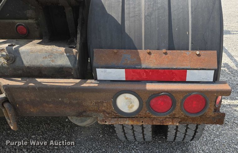 image for item EN2073 2002 International 2574 roll-off container truck