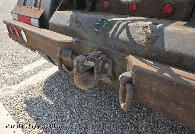 image for item EN2073 2002 International 2574 roll-off container truck