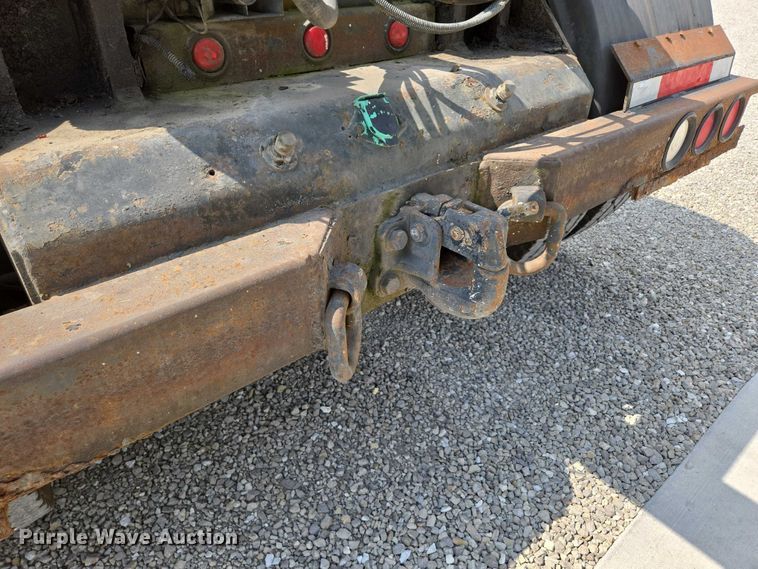 image for item EN2073 2002 International 2574 roll-off container truck