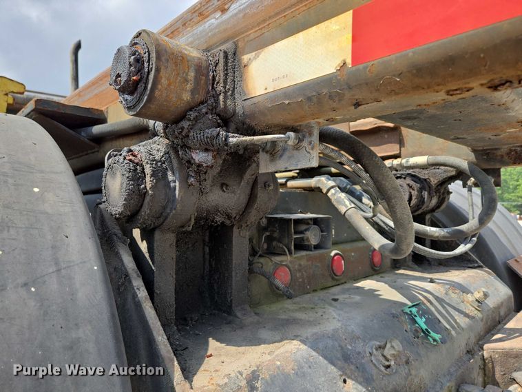 image for item EN2073 2002 International 2574 roll-off container truck