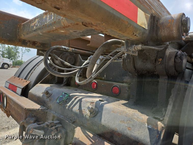 image for item EN2073 2002 International 2574 roll-off container truck