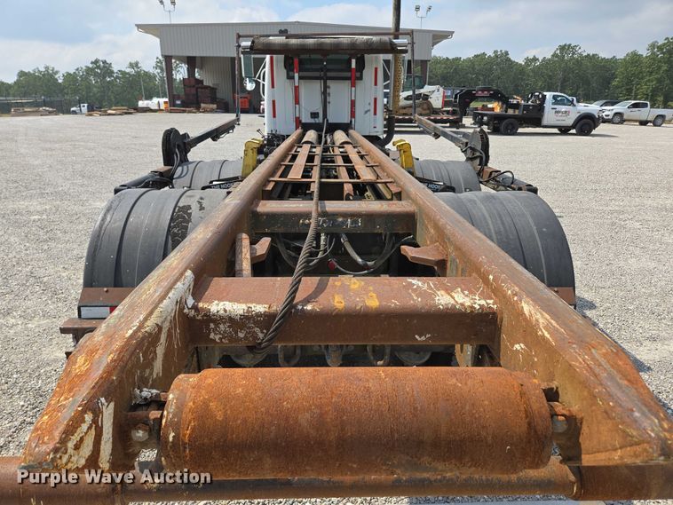 image for item EN2073 2002 International 2574 roll-off container truck