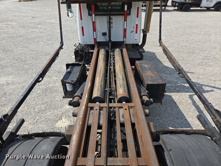 image for item EN2073 2002 International 2574 roll-off container truck