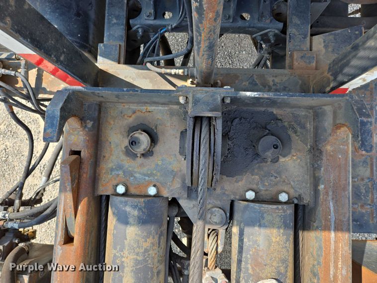 image for item EN2073 2002 International 2574 roll-off container truck