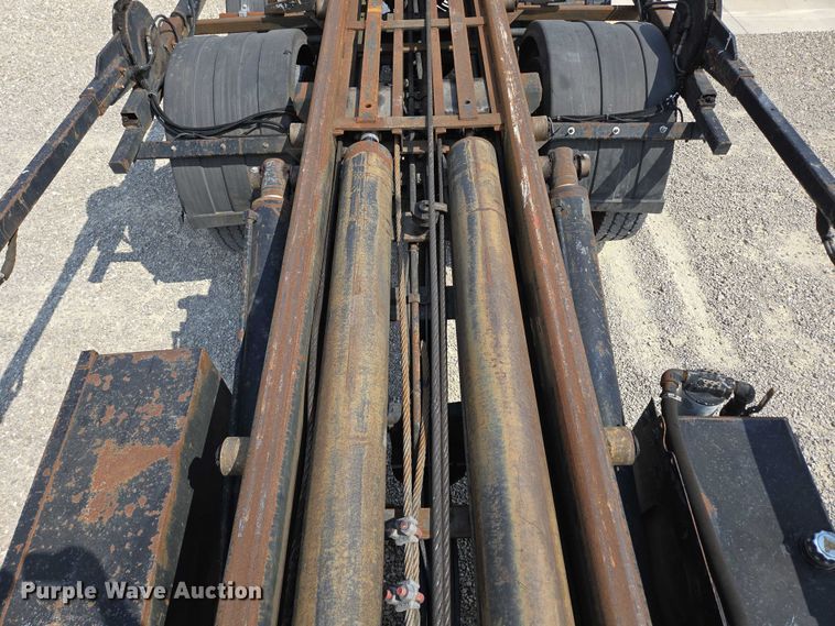 image for item EN2073 2002 International 2574 roll-off container truck