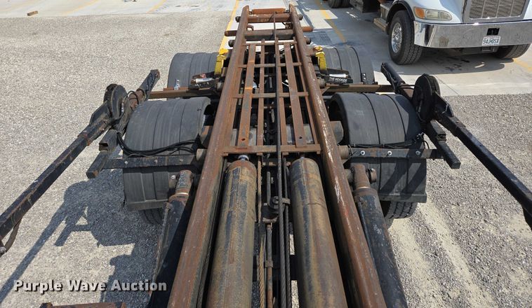 image for item EN2073 2002 International 2574 roll-off container truck