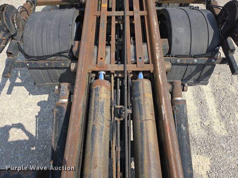 image for item EN2073 2002 International 2574 roll-off container truck