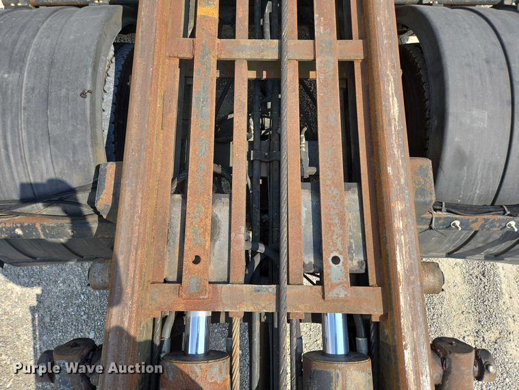 image for item EN2073 2002 International 2574 roll-off container truck