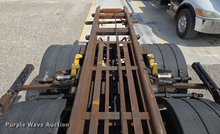 image for item EN2073 2002 International 2574 roll-off container truck