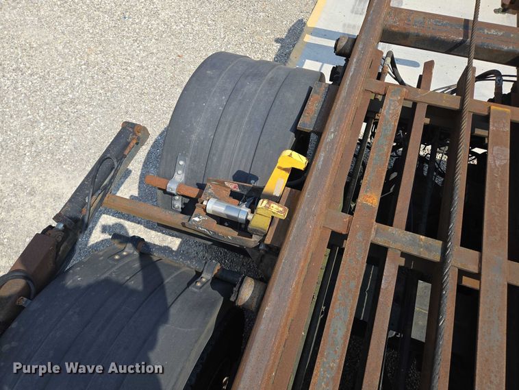 image for item EN2073 2002 International 2574 roll-off container truck