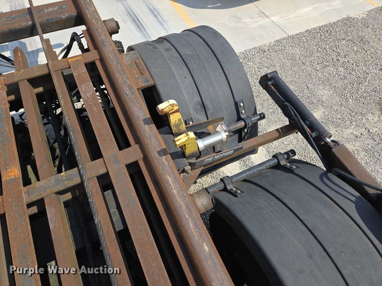 image for item EN2073 2002 International 2574 roll-off container truck