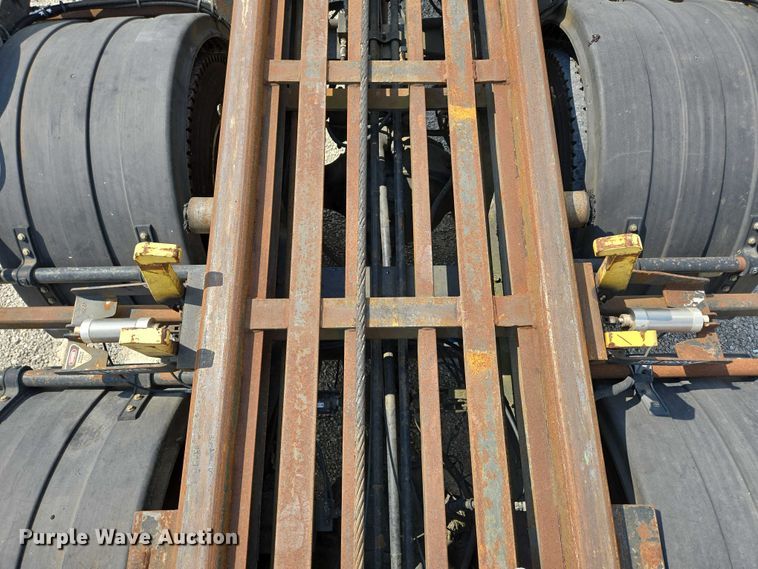 image for item EN2073 2002 International 2574 roll-off container truck