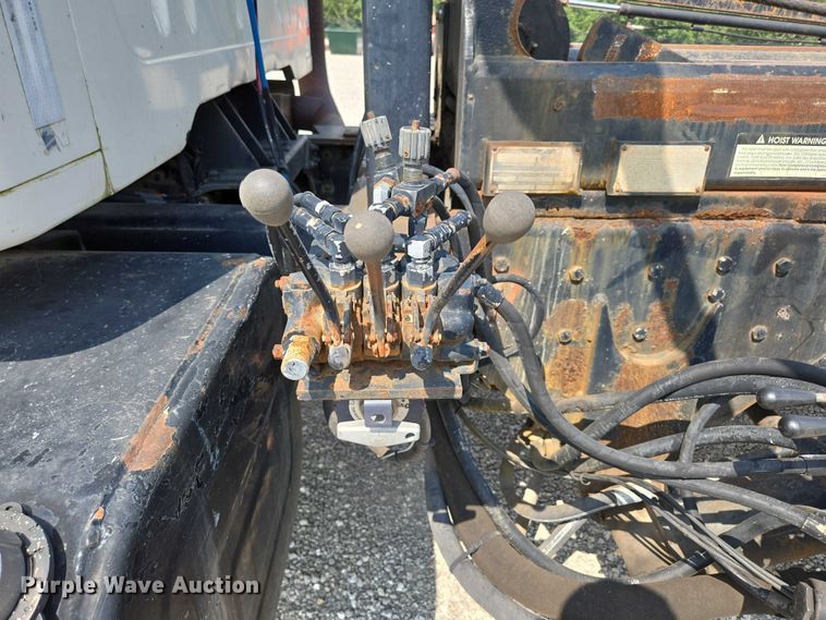 image for item EN2073 2002 International 2574 roll-off container truck