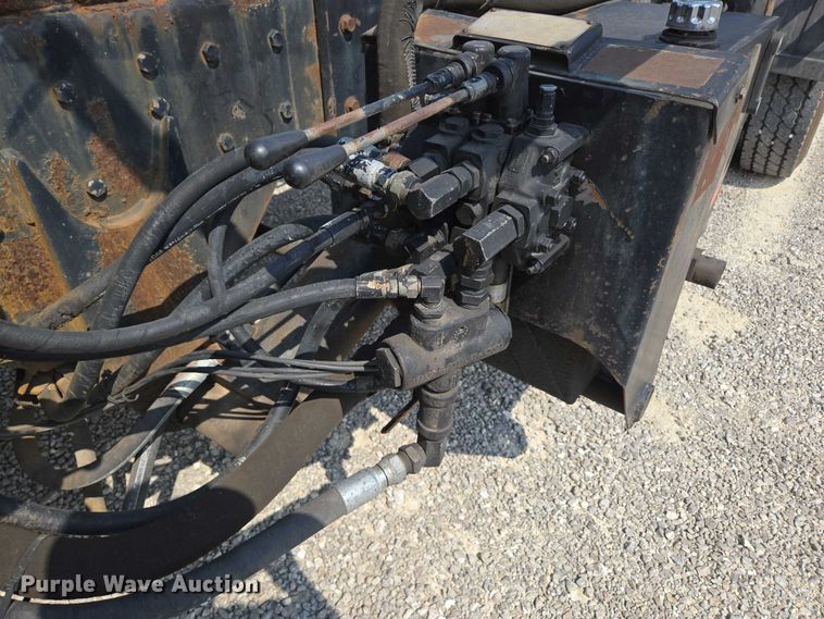 image for item EN2073 2002 International 2574 roll-off container truck