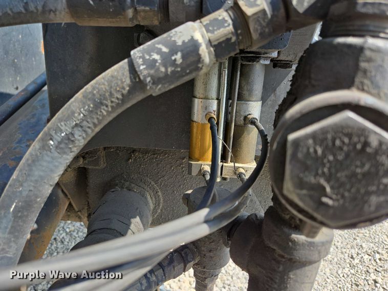 image for item EN2073 2002 International 2574 roll-off container truck