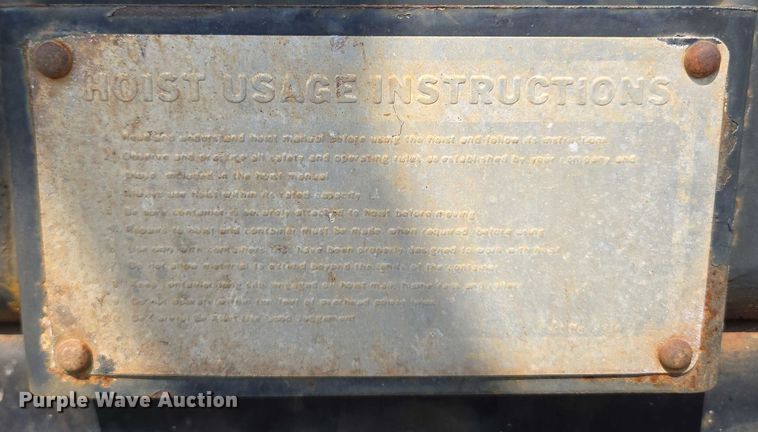 image for item EN2073 2002 International 2574 roll-off container truck