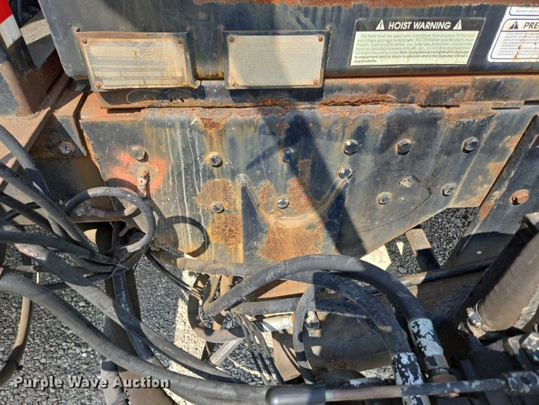 image for item EN2073 2002 International 2574 roll-off container truck