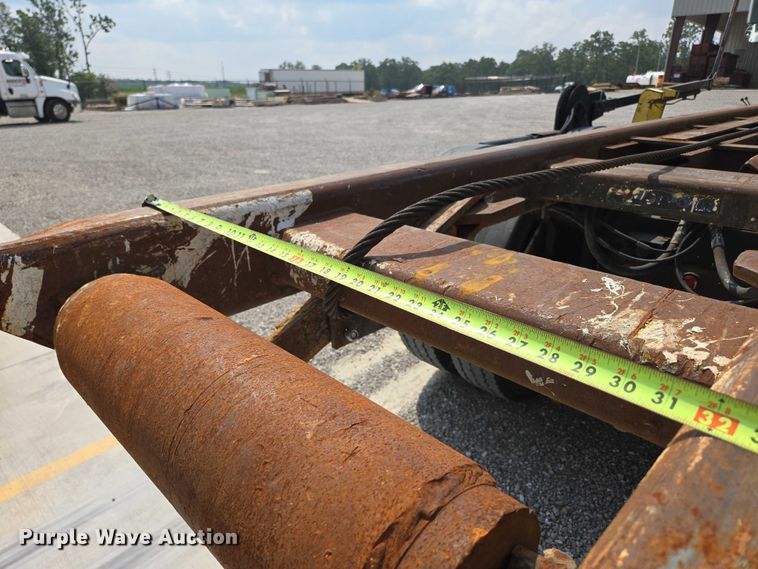 image for item EN2073 2002 International 2574 roll-off container truck