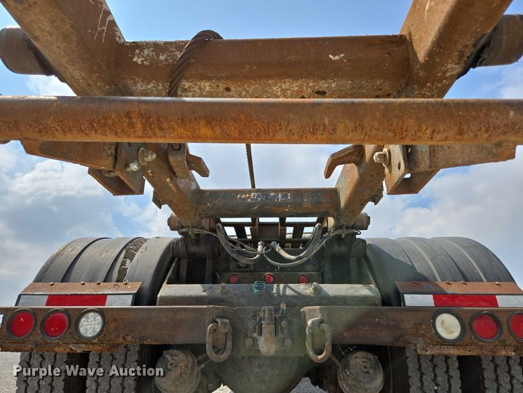 image for item EN2073 2002 International 2574 roll-off container truck