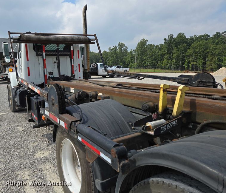 image for item EN2073 2002 International 2574 roll-off container truck