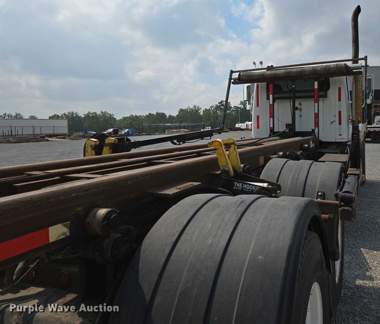 image for item EN2073 2002 International 2574 roll-off container truck