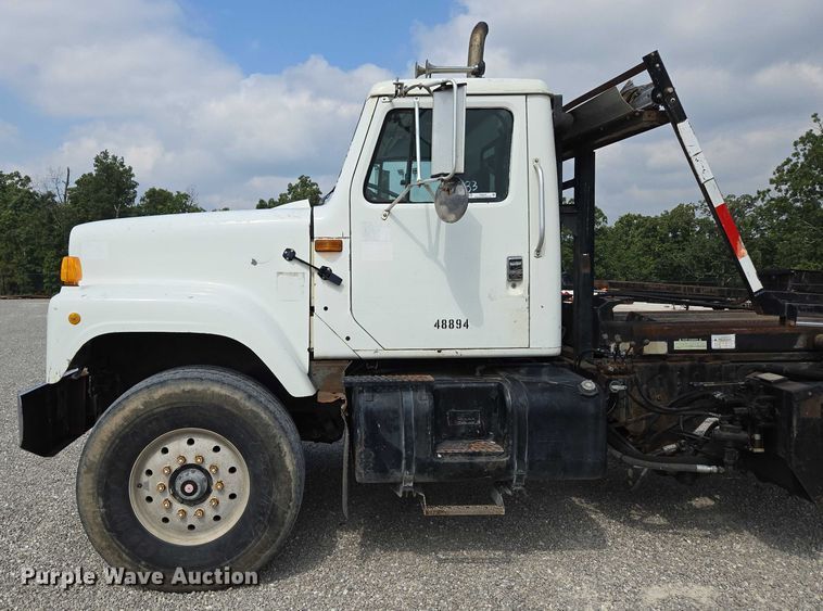 image for item EN2073 2002 International 2574 roll-off container truck