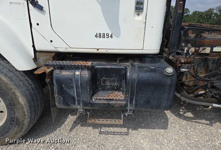 image for item EN2073 2002 International 2574 roll-off container truck