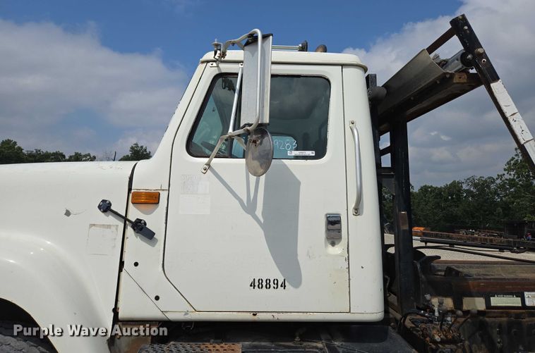 image for item EN2073 2002 International 2574 roll-off container truck