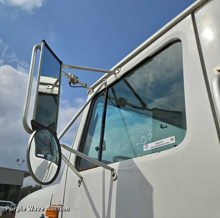 image for item EN2073 2002 International 2574 roll-off container truck