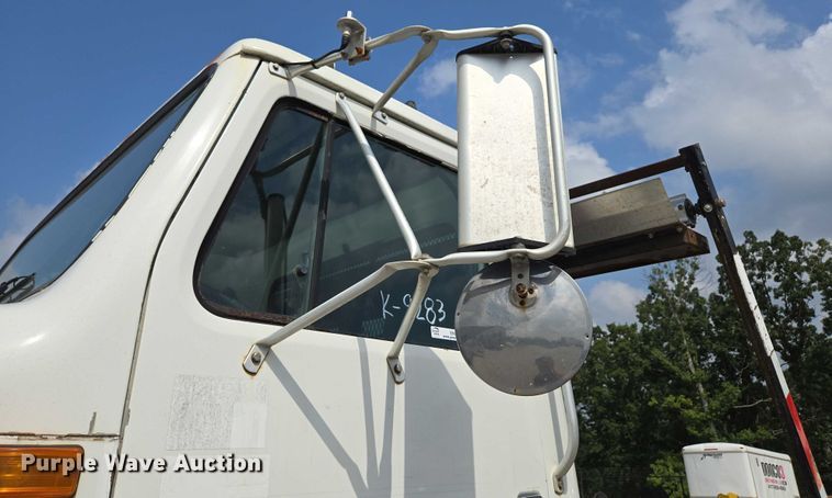 image for item EN2073 2002 International 2574 roll-off container truck