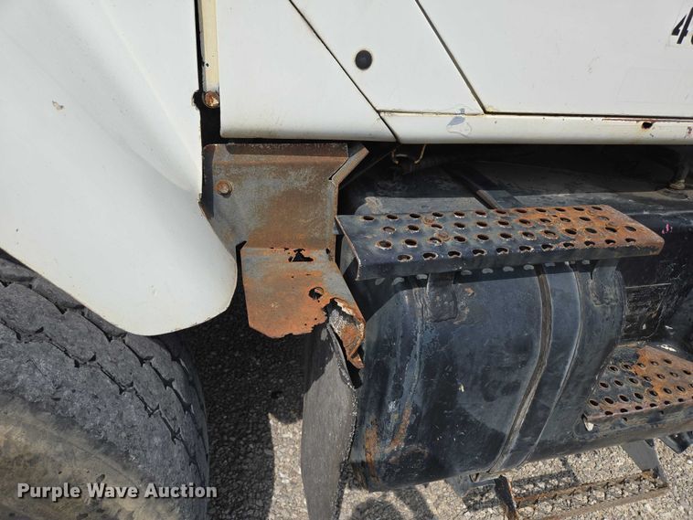 image for item EN2073 2002 International 2574 roll-off container truck