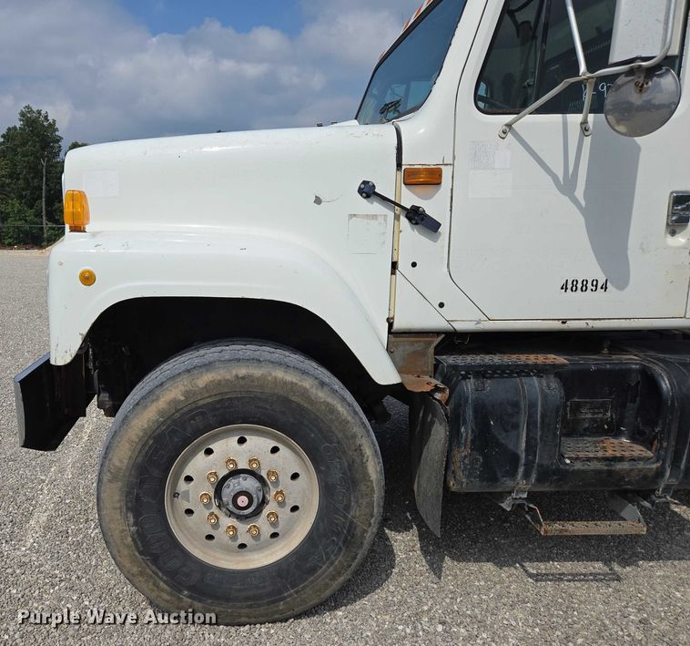 image for item EN2073 2002 International 2574 roll-off container truck