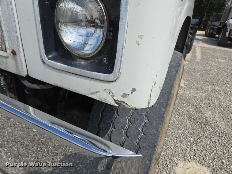 image for item EN2073 2002 International 2574 roll-off container truck