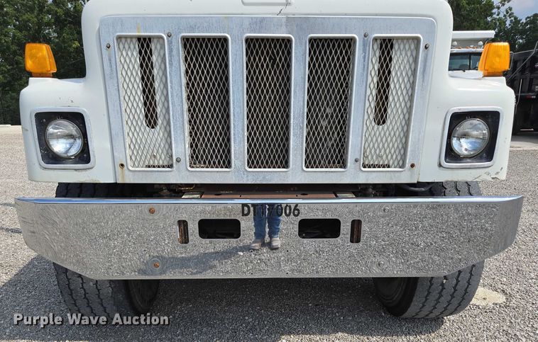 image for item EN2073 2002 International 2574 roll-off container truck