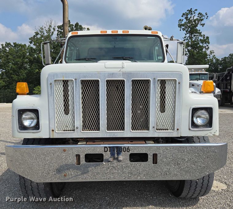 image for item EN2073 2002 International 2574 roll-off container truck