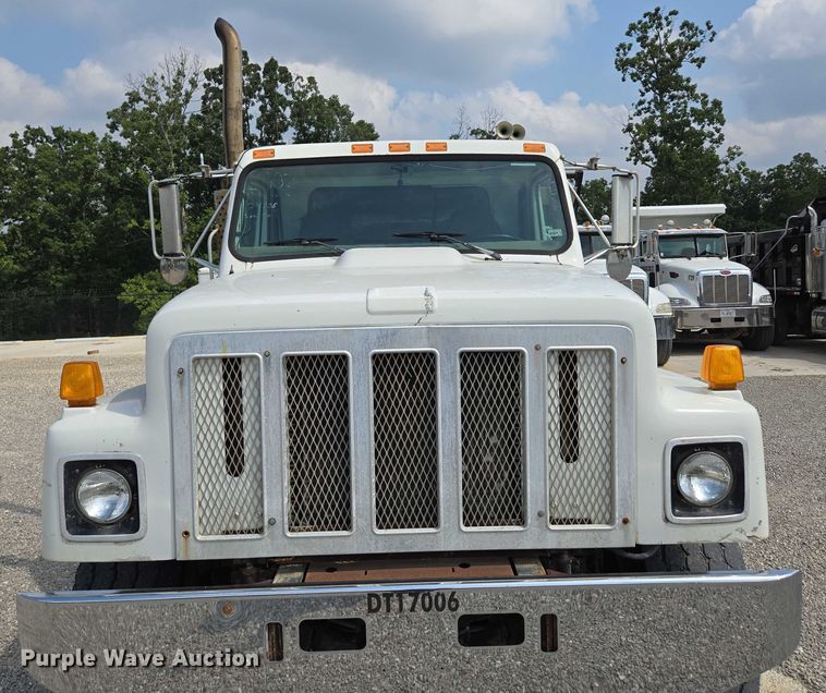 image for item EN2073 2002 International 2574 roll-off container truck
