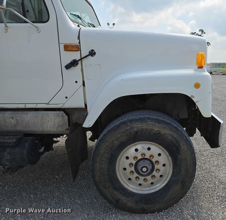 image for item EN2073 2002 International 2574 roll-off container truck