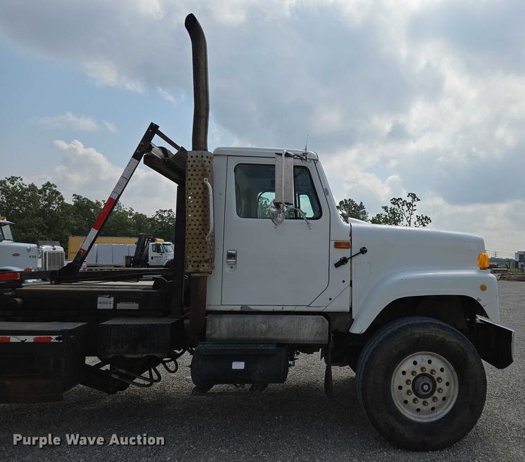 image for item EN2073 2002 International 2574 roll-off container truck