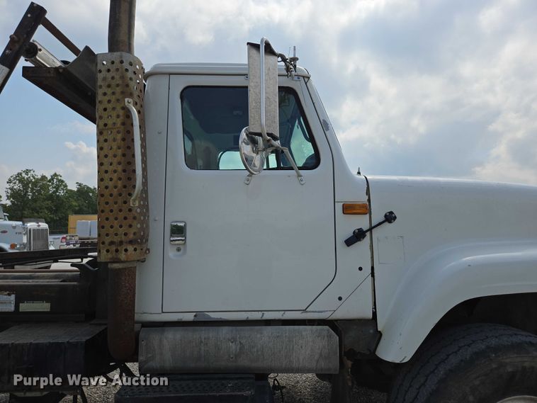 image for item EN2073 2002 International 2574 roll-off container truck