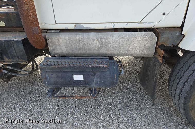 image for item EN2073 2002 International 2574 roll-off container truck