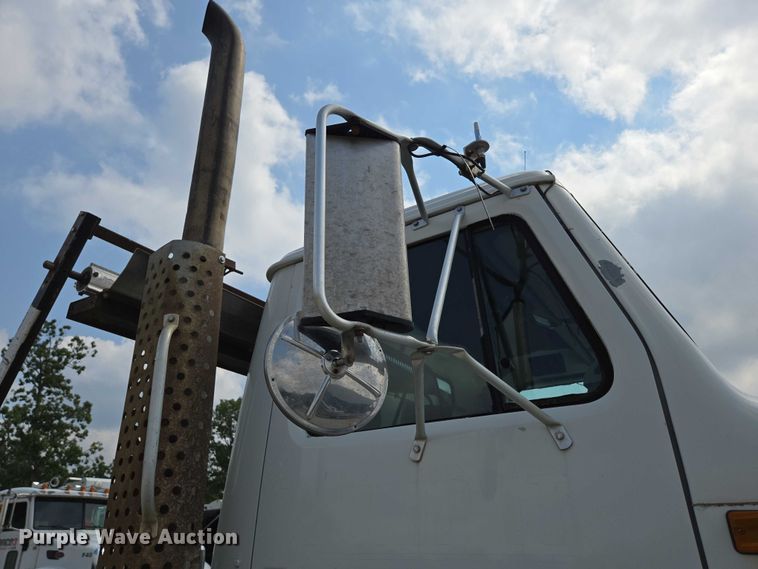 image for item EN2073 2002 International 2574 roll-off container truck