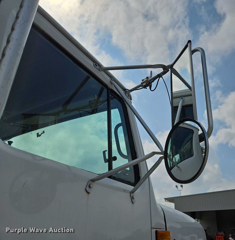 image for item EN2073 2002 International 2574 roll-off container truck